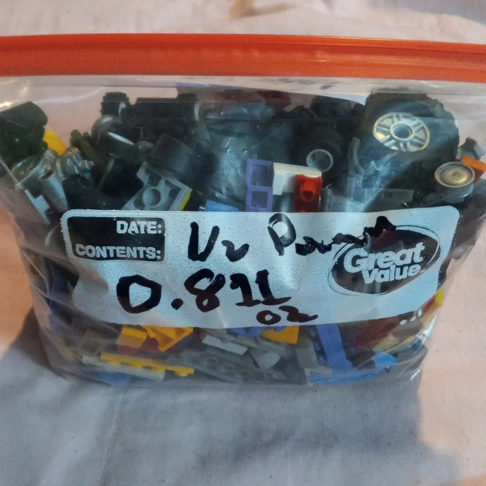 Lego lot 11 weighs 0.811 of mixed lot